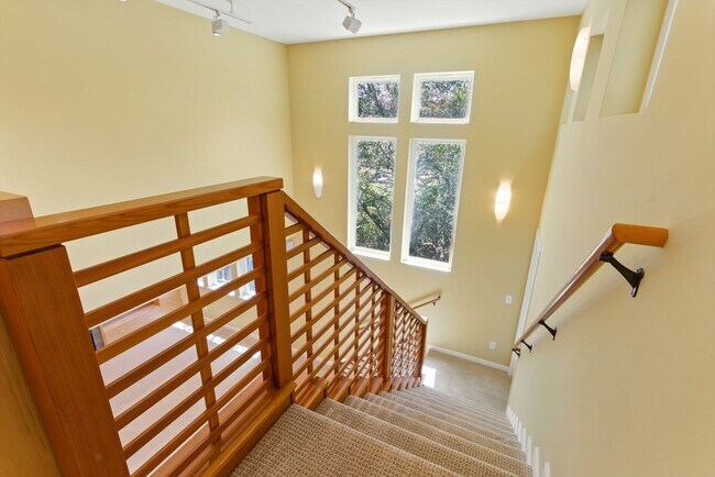Building Photo - Gorgeous 4 bedroom home in Greenbrae with ...