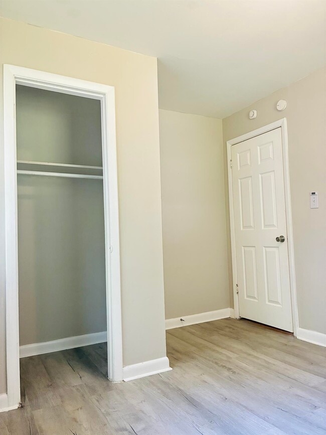 Building Photo - 1733 Finchley Dr