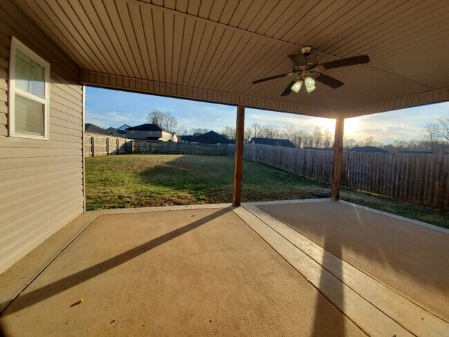 Building Photo - 3 Bedroom 2 Full Bath Dog Friendly Home For Rent!