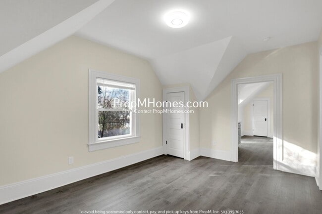 Building Photo - Updated Lair Hill Victorian with Willamette River & Mt Hood Views!