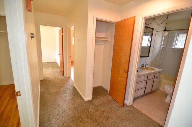 Building Photo - 1223 N 8th Ave