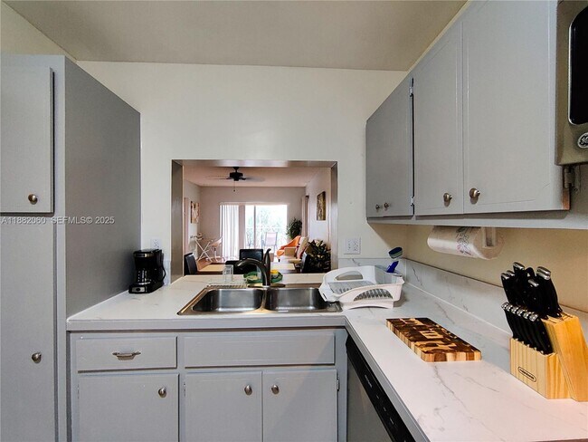 Building Photo - 4117 Bougainvilla Dr