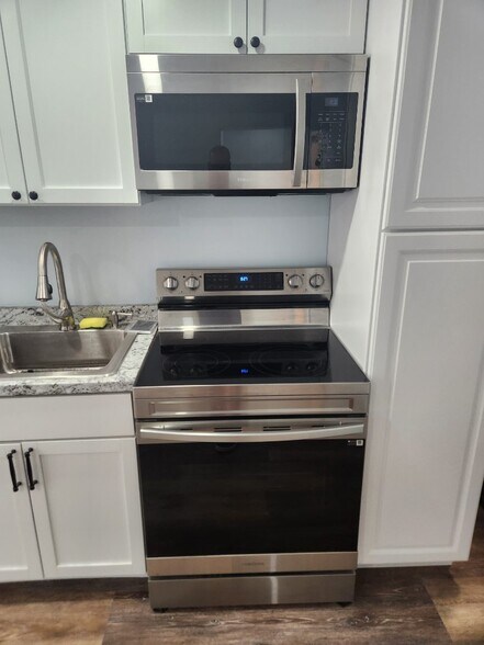 Building Photo - 2119 Oaklyn Dr