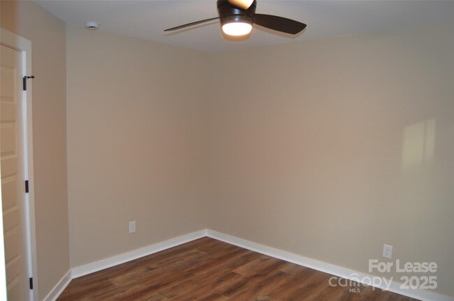 Building Photo - 620 W Bell St