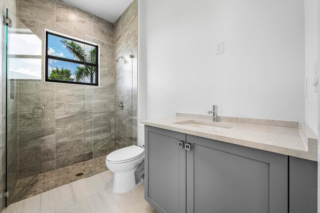 Building Photo - 9516 Riverside Pk Dr