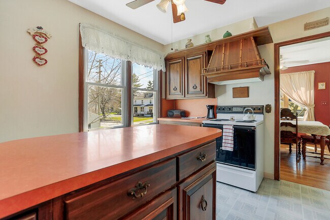 Building Photo - 203 Roxbury Road - $1200/month - Available...