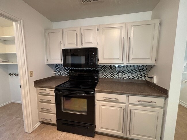 Building Photo - DARLING TOWNHOME FOR RENT!