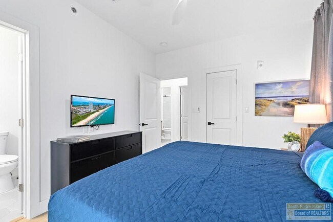 Building Photo - 111 W Sunny Isle Dr