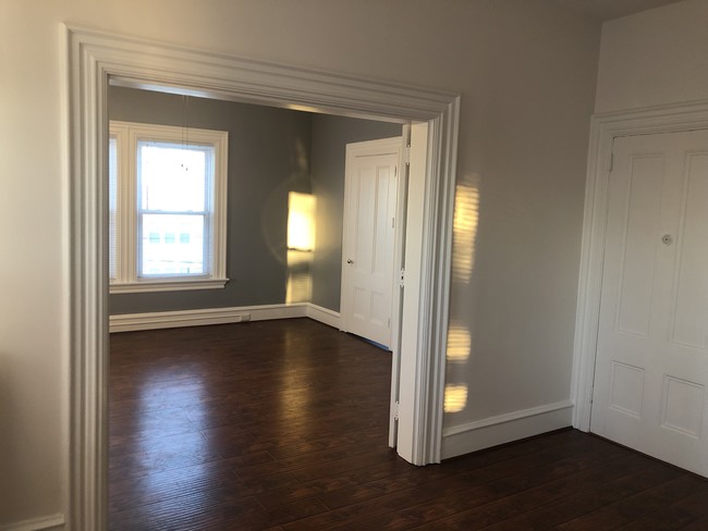 Building Photo - HUGE NEWLY RENOVATED 1BR IN HISTORIC HOME ...