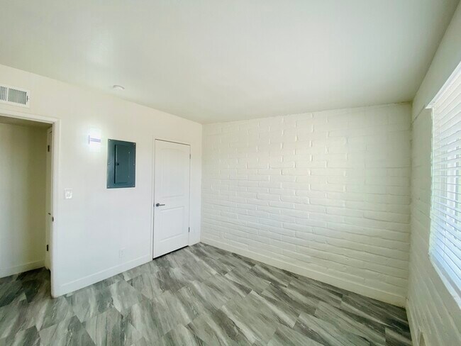 Building Photo - 1/2 OFF Move In Special! Modern living in this completely remodeled 3 Bed/2Bath - Community Pool ...