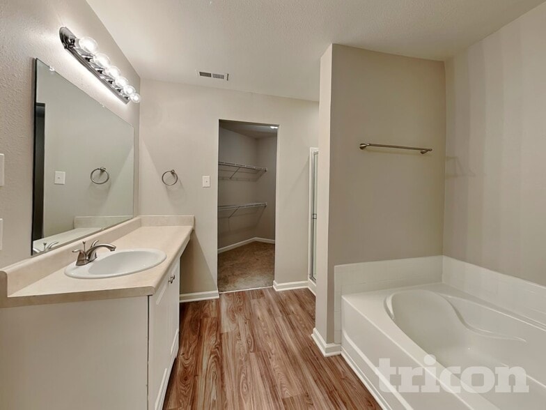 Building Photo - 1351 Waterlily Lane