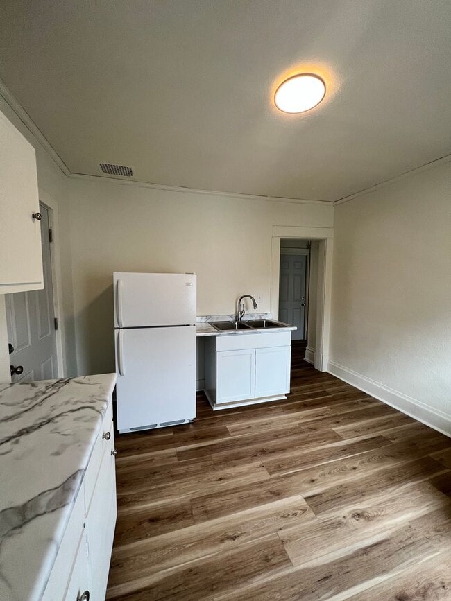 Building Photo - 835 Waugoo Ave