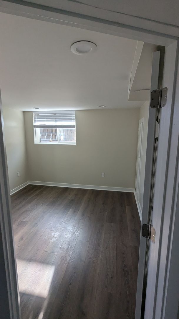 Building Photo - Newly Renovated Duplex! 1 Bedroom Garden L...