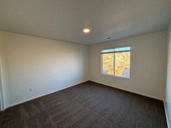 Building Photo - DR. HORTON Townhome in Long Valley!!