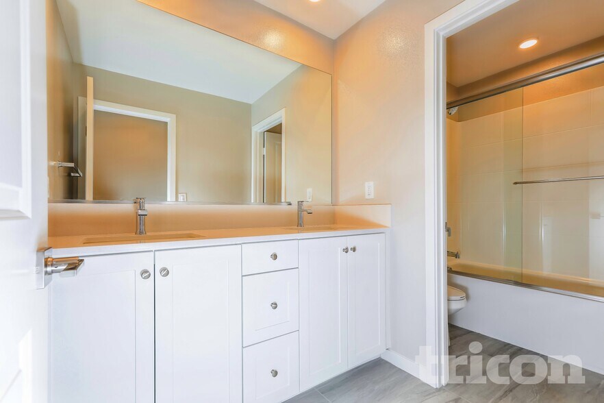 Building Photo - 31569 Dwight Dr