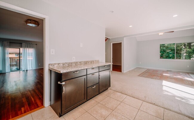 Building Photo - Spacious 5-Bedroom End-Unit Townhome in Reston with 3 Finished Levels, Renovated Kitchen & Fenced...