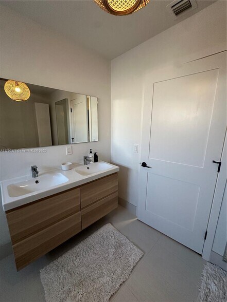 Building Photo - 8201 SW 163rd Pl