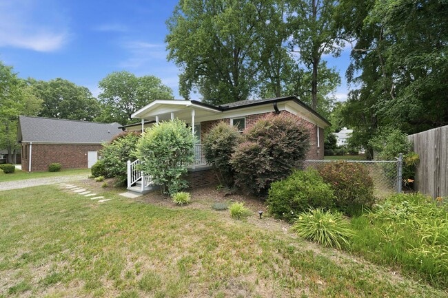 Building Photo - Beautifully Updated 3BR Home in an Established Burlington Neighborhood