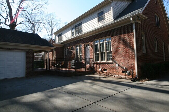 Building Photo - 1105 Randolph Oaks Ct