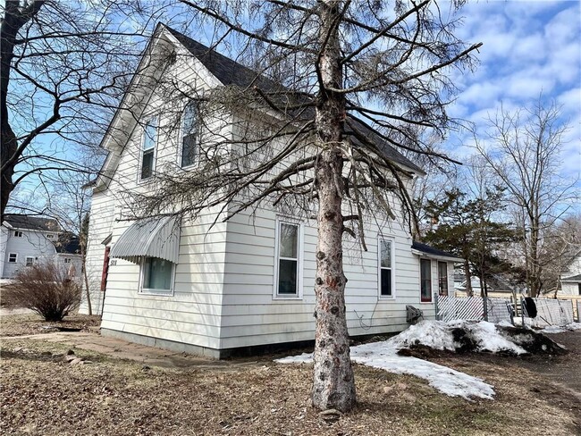 Building Photo - Single family home!! 4 bed 1 bath availabl...