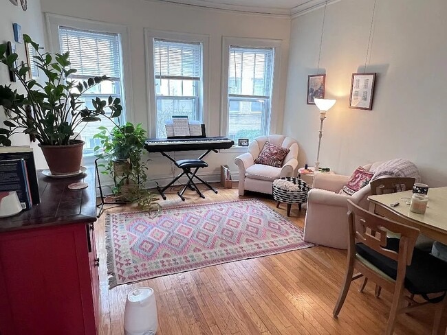 Building Photo - 4538 N Wolcott Ave