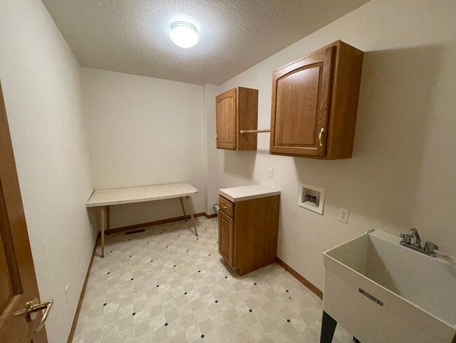 Building Photo - Large and Spacious Duplex