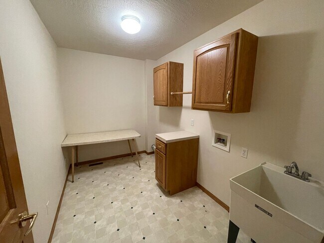 Building Photo - Spacious Duplex near Manhattan Country Club!