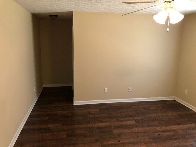 Building Photo - 3B/3B Townhome With A Fenced Yard Available Fall 2026!