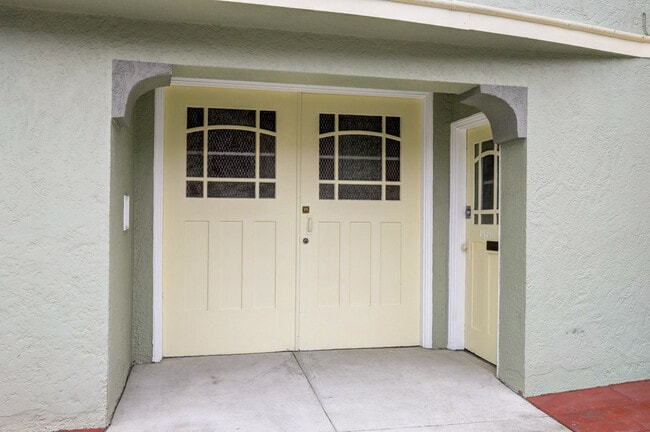 Building Photo - Charming Outer Sunset 2 bed / 1 bath home ...