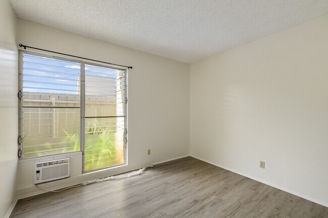 Building Photo - 2-Bedroom / 1-Bath Condo + Loft. 2 Parking Stalls. Water Included.