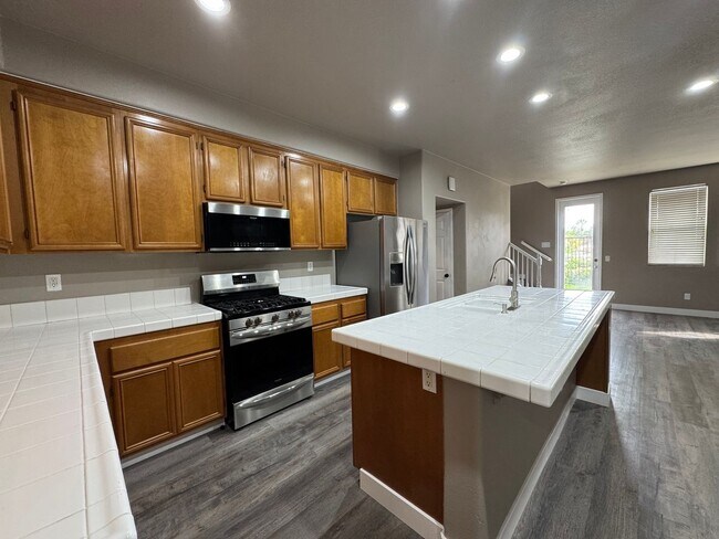 Building Photo - 5 Bedroom 3.5 Bathroom Home in Willowalk Community