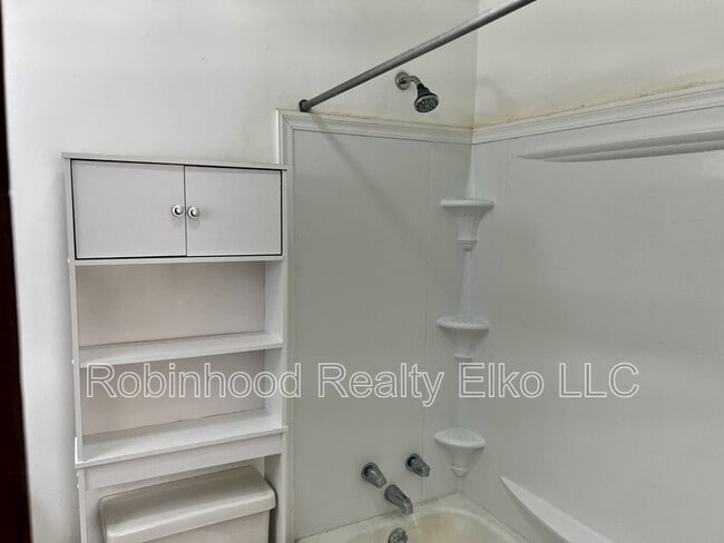 Building Photo - 140 1/2 West Court Street