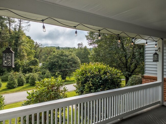 Primary Photo - Beautiful Three-Bedroom with Fenced Yard i...