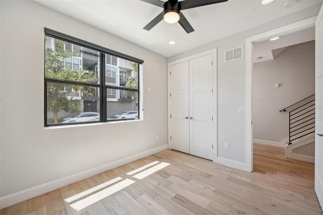 Building Photo - 401 N Oregon Ave