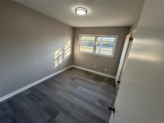 Building Photo - 350 Southlawn Dr