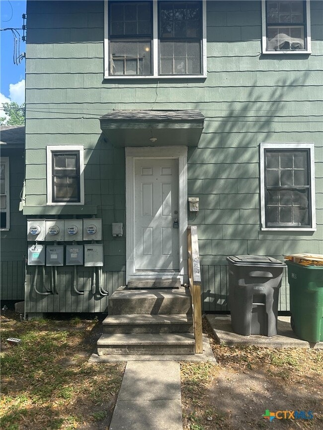 Building Photo - 1204 E Warren Ave