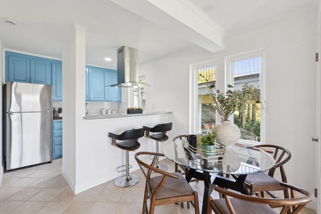 Building Photo - 2 Bedroom, 2 bathroom condo available with spectacular views of Richardson Bay!