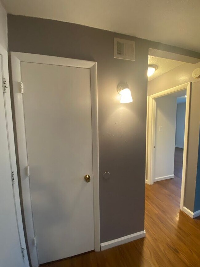 Building Photo - One Bedroom One Bath in Clifton Heights