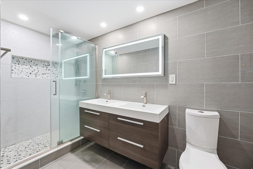 Building Photo - 700 1st St