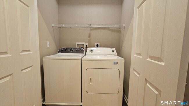 Building Photo - 203 Center Meadow Ln