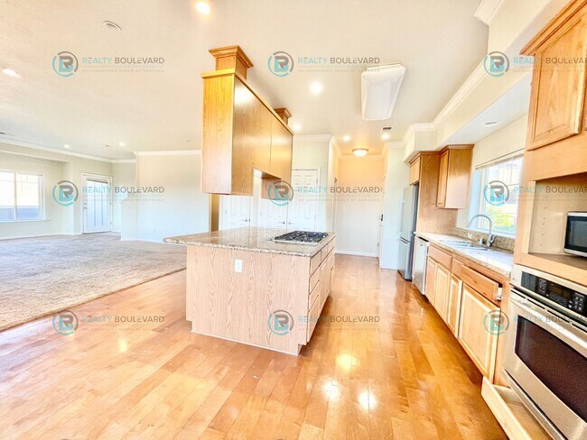 Building Photo - Stunning 3-Bedroom Townhome with Panoramic City Views, Upgraded Kitchen & Spacious Living in Nort...