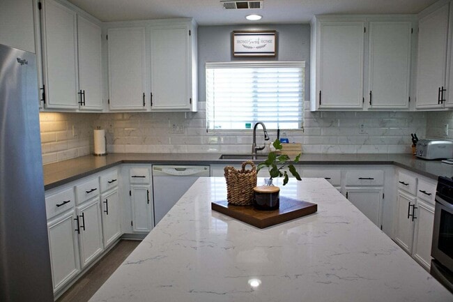 Building Photo - 48404 La Playa St