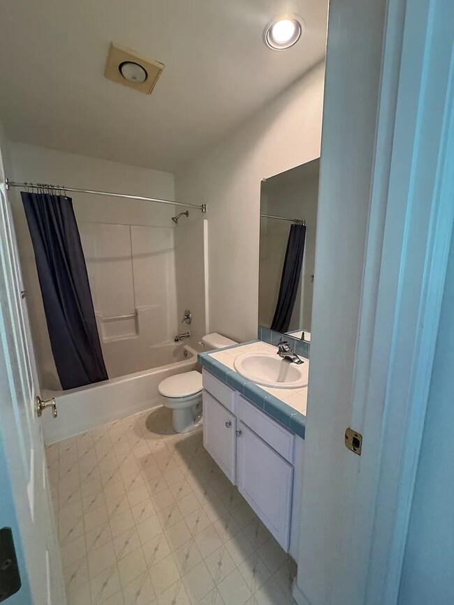 Building Photo - Hillsboro Living at Its Best 3bed/ 2.5 Bat...