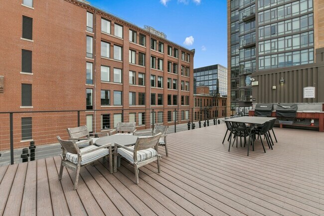 Building Photo - 319 A St