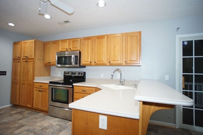 Building Photo - 3 Bed/2 Bath.  Master on Main.  Close to V...