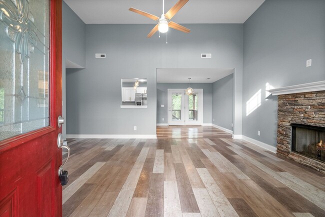 Building Photo - Pet Friendly Three Bedroom with Bonus!