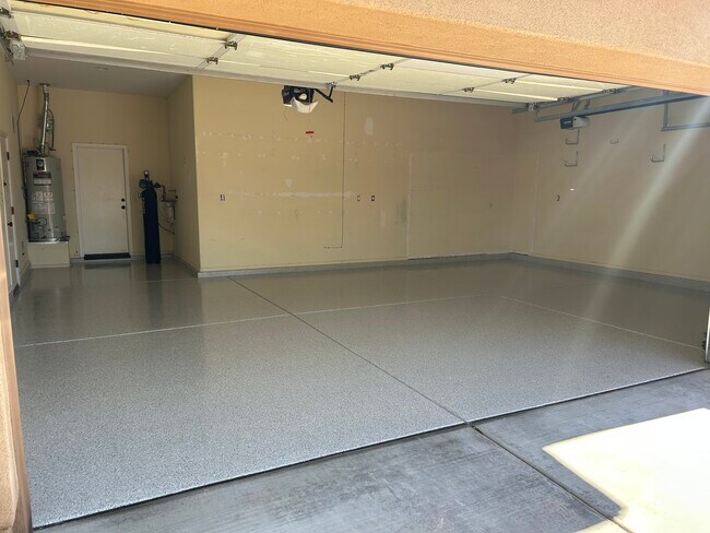 Building Photo - 42019 N Golf Crest Rd