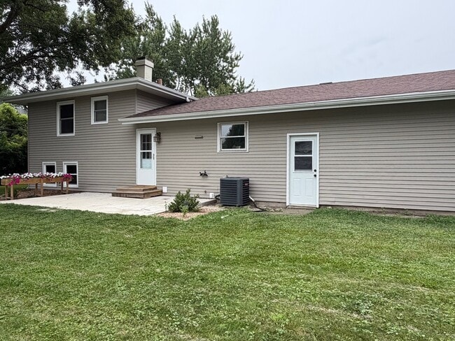Building Photo - 5S481 Glenoban Dr