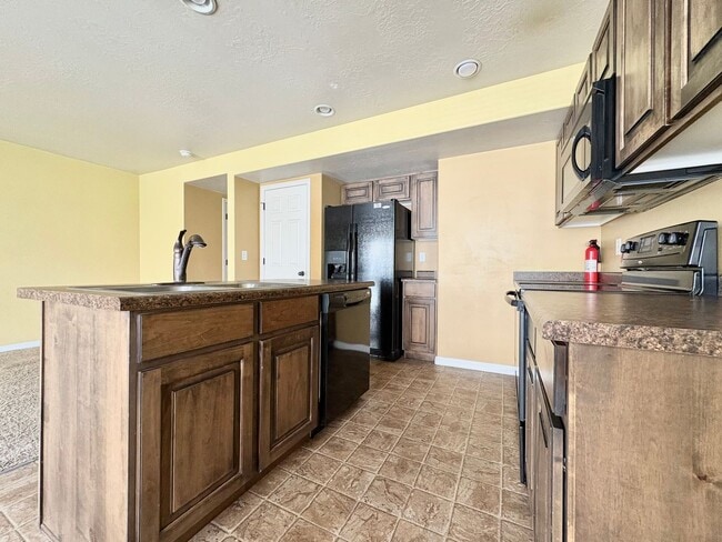 Building Photo - Modern 2 Bed Townhome | Garage, Views & Easy I-15 Access!