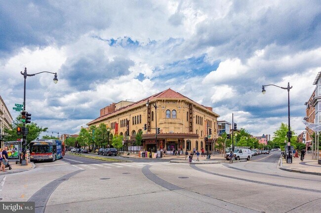 Building Photo - Gorgeous Renovated Rowhome | Walk to Colum...